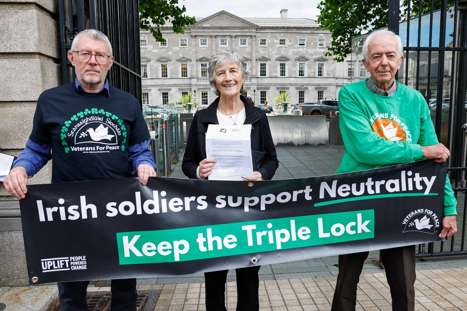 Former Irish peacekeepers handing over our open letter on neutrality to Catherine Connelly outside the Daíl
