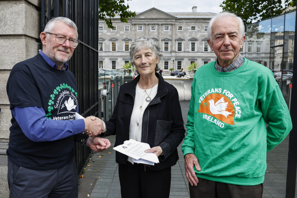 Irish Veterans for Peace call on presidential candidates to support keeping the Triple Lock and Irish neutrality.
PHOTO SHOWS: Irish Defence Forces veterans Gerry Rooney (L) and Edward Horgan (R) deliver a letter to presidential candidate, Catherine Connolly TD, calling on all presidential candidates to support Irish neutrality by opposing moves to end the Triple Lock.
